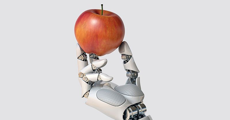 Roboter-Hand hält einen Apfel 