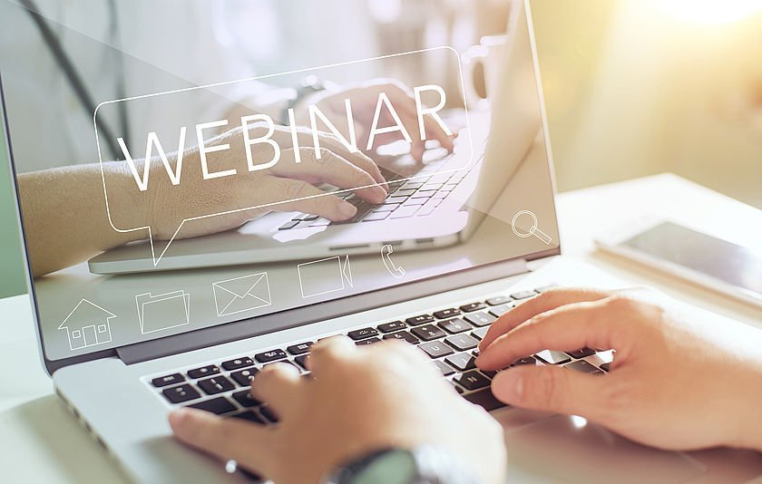 Schriftzug Webinar auf dem Laptop-Bildschirm