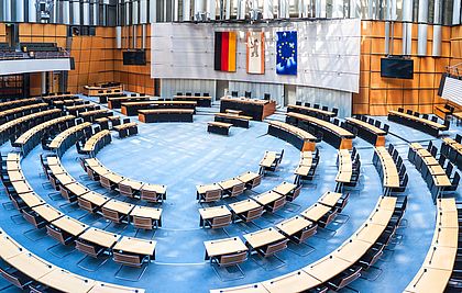 Das Foto zeigt das leere Plenum des Deutschen Bundestages.