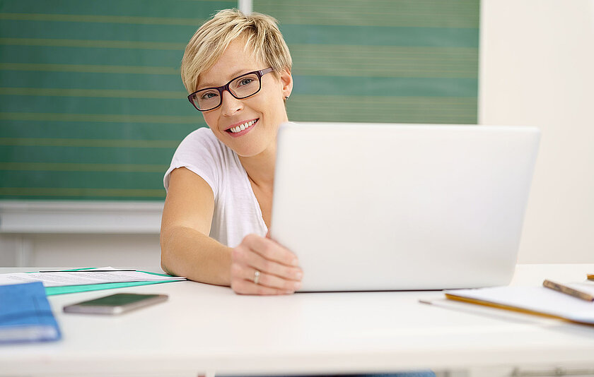 Lehrerin an ihrem Laptop.