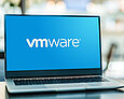 VMware auf Laptop mit blauem Hintergrund.