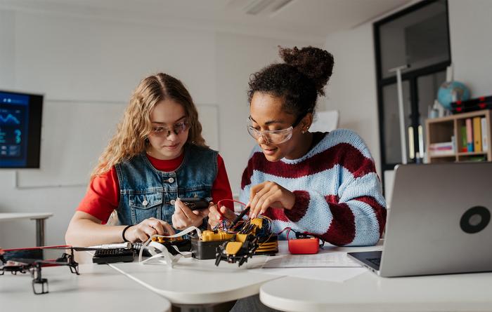 Schülerinnen arbeiten an einem Robotik-Projekt im Unterricht