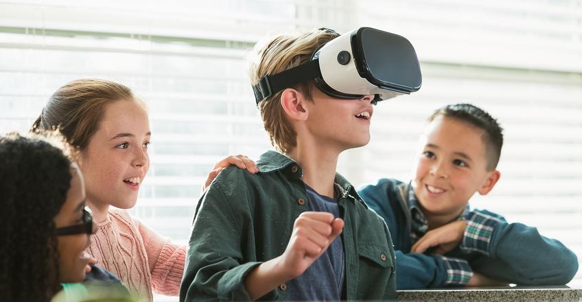 Kinder mit VR-Brillen
