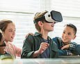 Kinder mit VR-Brillen
