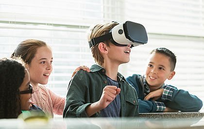 Kinder mit VR-Brillen
