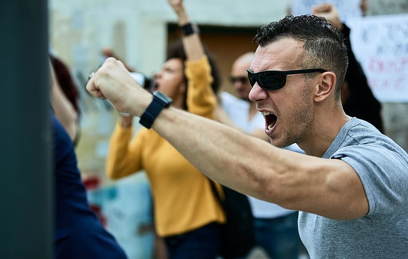 Wütender Mann mit erhobener Faust