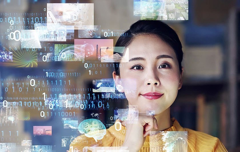 Junges Mädchen mit Blick auf einen Monitor.