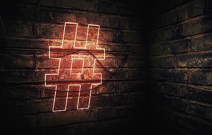 Mit Licht projiziertes Hashtag-Zeichen auf einer Wand