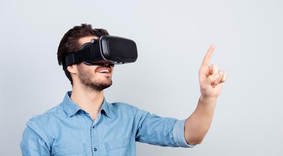 Mann mit VR-Brille