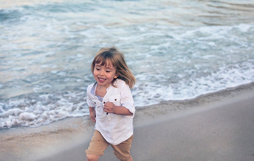 Rennendes Mädchen am Strand