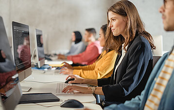 Schülerin am PC.