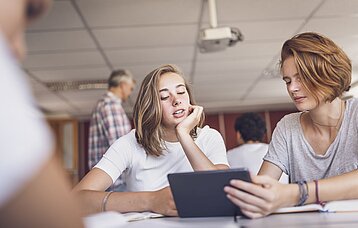 Schülerinnen mit Tablet im Unterricht