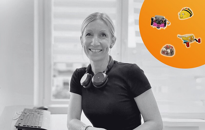 Auf einem Hintergrund mit orangenem Farbverlauf ist eine blonde Frau mittleren Alters zu sehen. Links und rechts neben ihrem Kopf schweben jeweils zwei kleine Roboter.