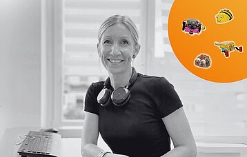 Auf einem Hintergrund mit orangenem Farbverlauf ist eine blonde Frau mittleren Alters zu sehen. Links und rechts neben ihrem Kopf schweben jeweils zwei kleine Roboter.
