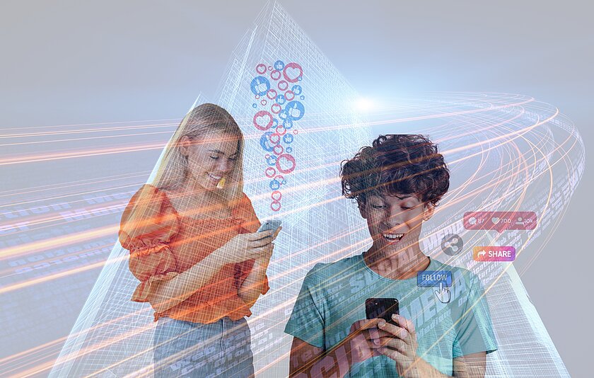 Zwei Jugendliche nutzen algorithmisch personalisierte Inhalte in sozialen Netzwerken.