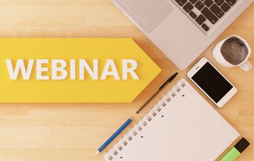 Gelber Pfeil mit Aufschrift WEBINAR