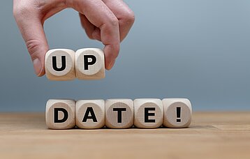 Weiße Würfel zeigen das Wort Update
