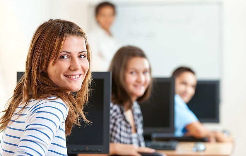 Schulkinder mit PCs im Klassenzimmer Schulkinder mit PCs im Klassenzimmer