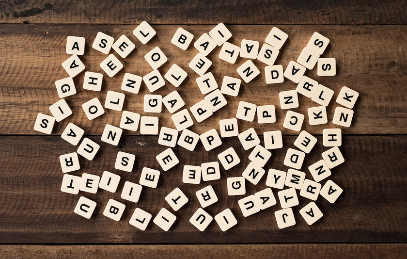 Buchstaben auf Holzuntergrund Buchstaben auf Holzuntergrund