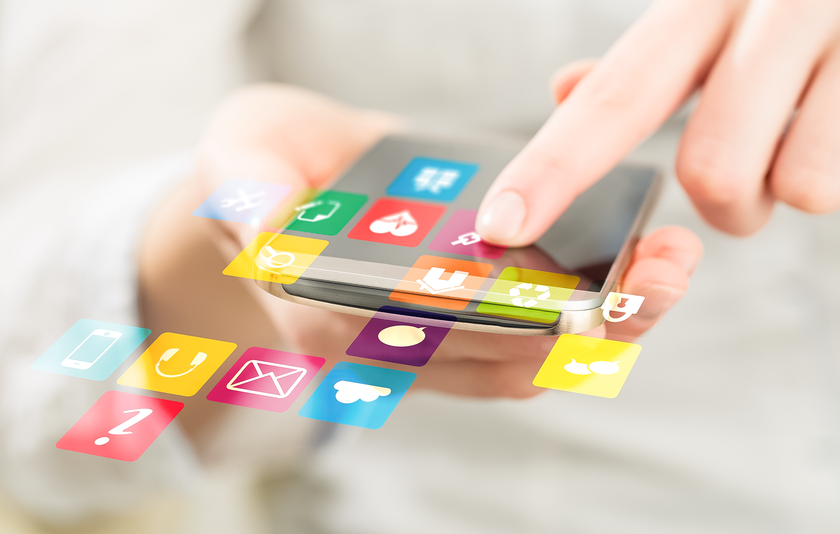 Hände mit Handy und Icons