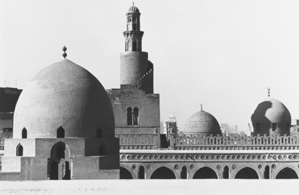 Kuppel und Minarett der Moschee mit Spitzbogen-Arkaden (Rivaq) im Innenhof (Sahn) der Moschee.