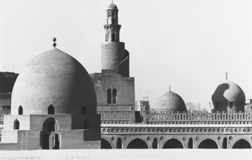 Kuppel und Minarett der Moschee mit Spitzbogen-Arkaden (Rivaq) im Innenhof (Sahn) der Moschee.