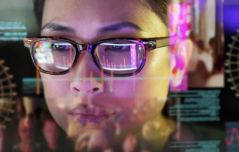 Frau mit Brille mit Daten im Vordergrund