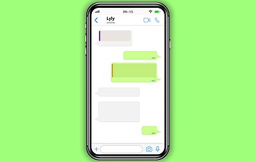 Smartphone mit gelöschten Nachrichten im Chatverlauf
