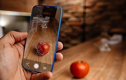 Smartphone zeigt eine Augmented-Reality-Anwendung