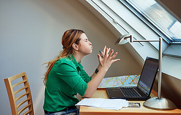 Wütende Frau bei der Arbeit am Laptop
