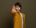 Junge macht Stop-Geste mit rechter Hand