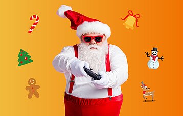 Das Foto zeigt einen Weihnachtsmann mit einem Game-Controller in der Hand. Um ihn herum sind eine Zuckerstange, ein Weihnachtsbaum, ein Lebkuchenmann, eine Glocke, ein Schneemann und ein Rentier im grafischen Stil eines Computerspiels platziert.