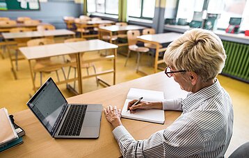 Lehrerin bei der Unterrichtsplanung