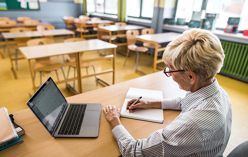 Lehrerin bei der Unterrichtsplanung