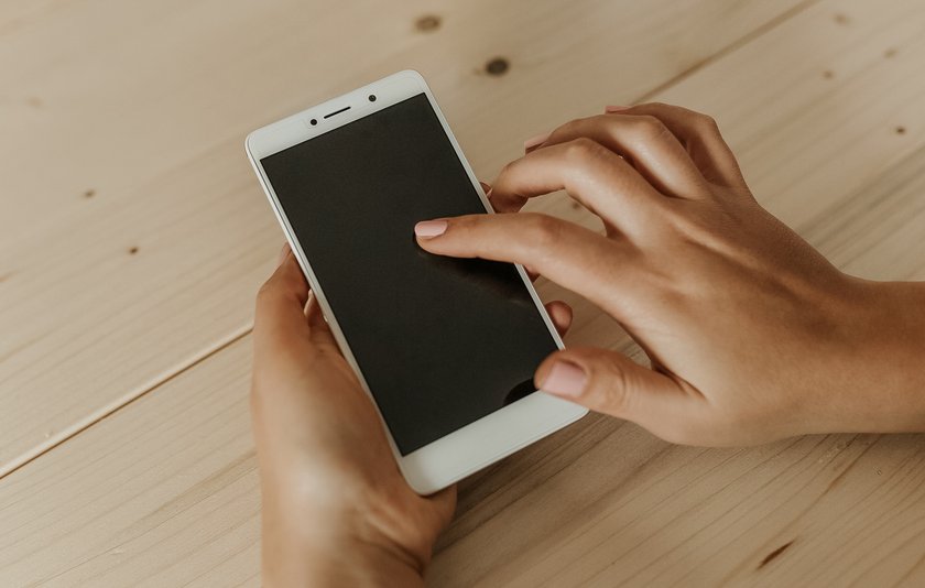 Hände mit Smartphone