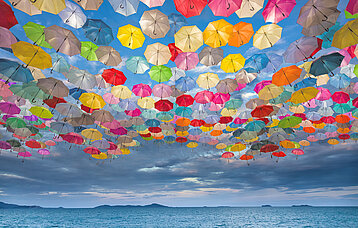 Bunte Schirme am Himmel