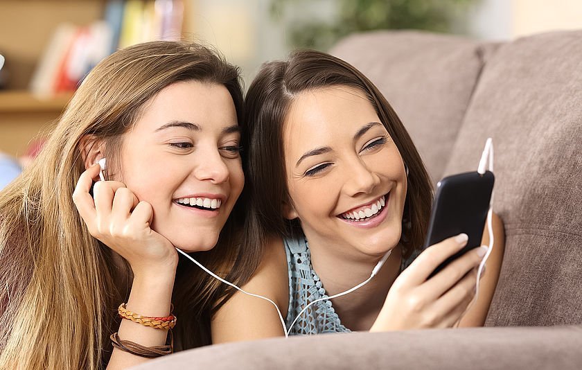 Zwei Mädchen mit Smartphone