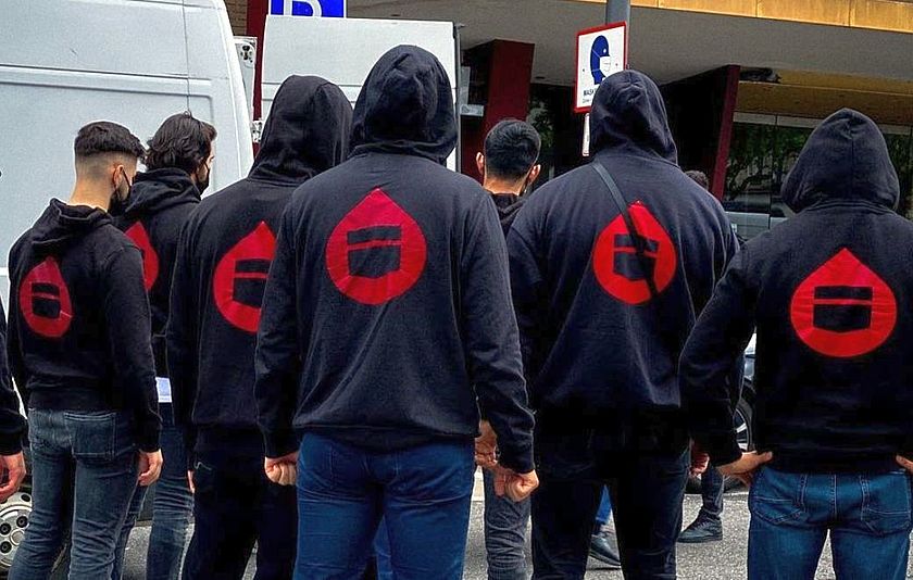 Gruppe junger Männer bei einer Kundgebung