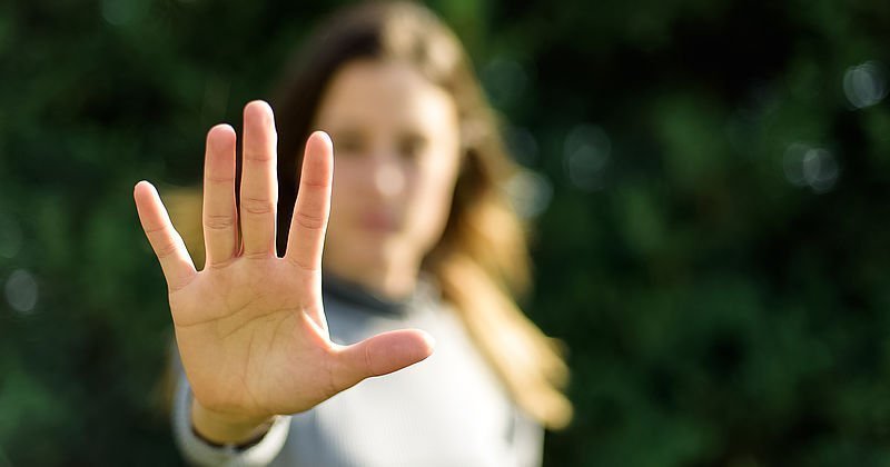 Frau macht Stop-Zeichen mit der Hand