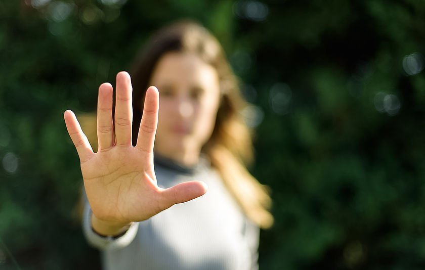 Frau macht Stop-Zeichen mit der Hand