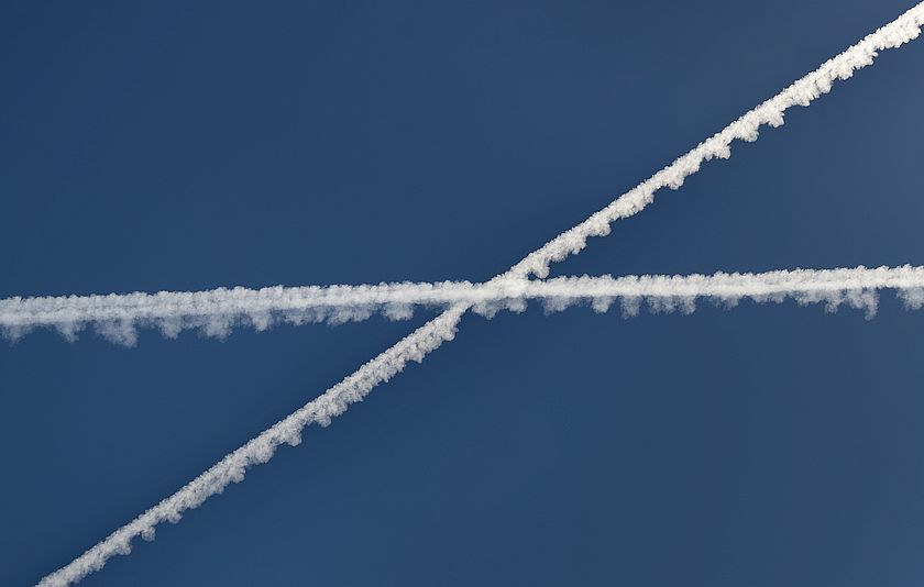 Kreuzende Kondensstreifen am Himmel