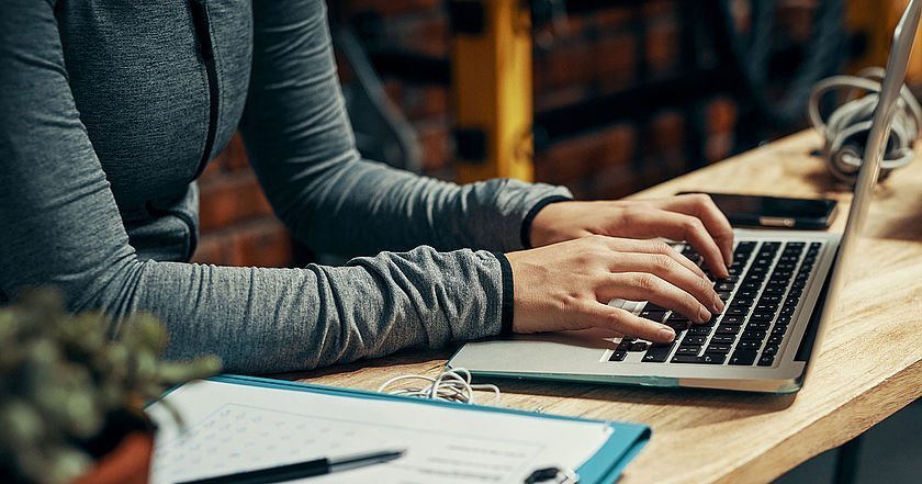 Hände auf einer Tastatur