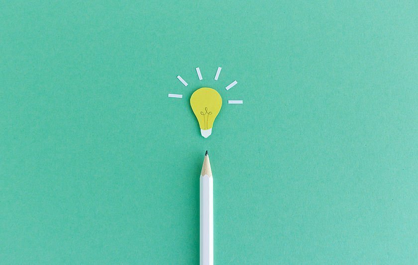 Bleistift mit einer Glühbirne