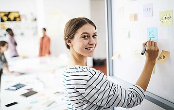 Junge Frau am Flipchart