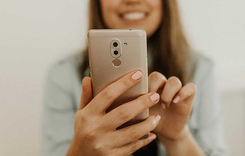 Mädchen mit Smartphone Mädchen mit Smartphone
