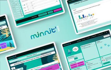 Auf mintgrünem Hintergrund ist in der Mitte das Logo der Web-App minnit' zu sehen. Um das Logo herum sind fünf Tablet-Screens angeordnet, auf denen Eingabemasken für Umfragen, Umfrageergebnisse und das Quallen-Maskottchen Sumi zu sehen sind.
