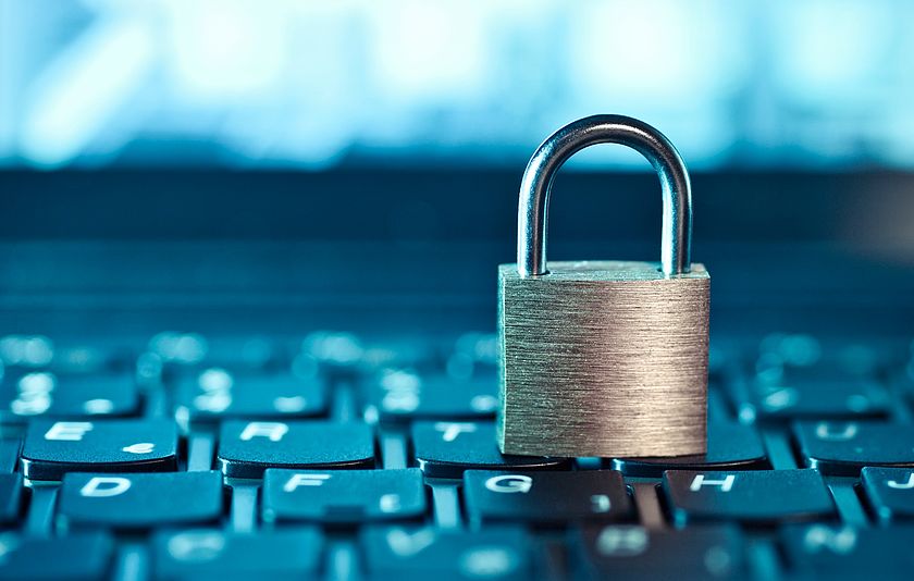 Vorhängeschloss steht auf einer Tastatur