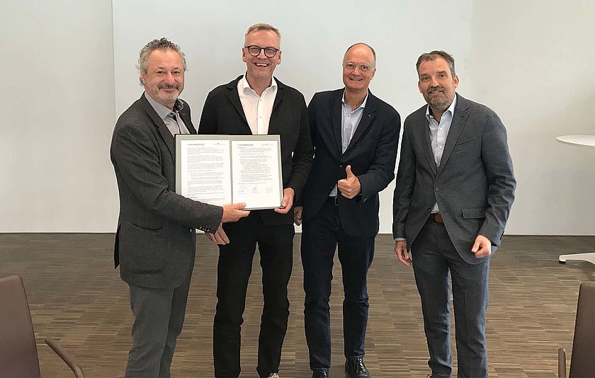 Die Geschäftsführer und Vorsitzenden von SCHULEWIRTSCHAFT BW zusammen mit dem Direktor des Landesmedienzentrums Michael Zieher