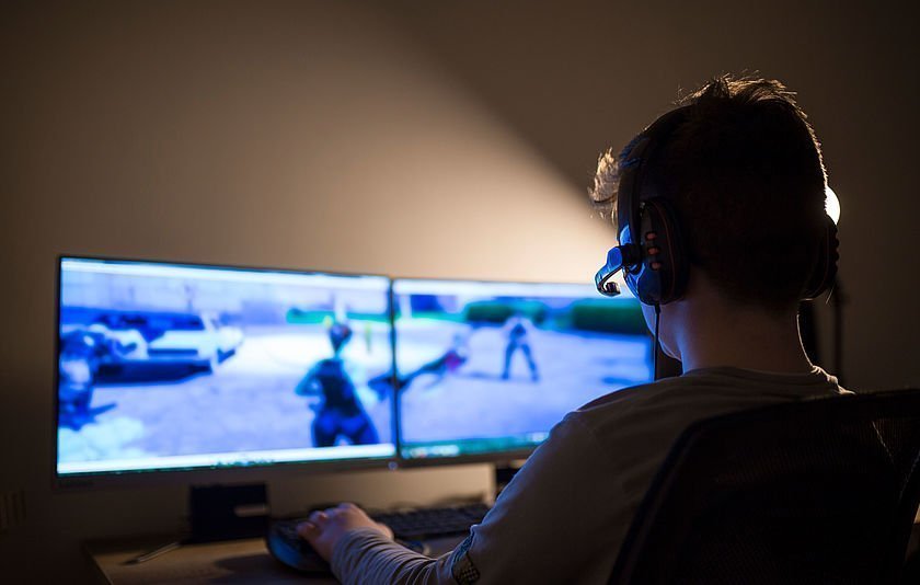 Junge spielt ein Computerspiel