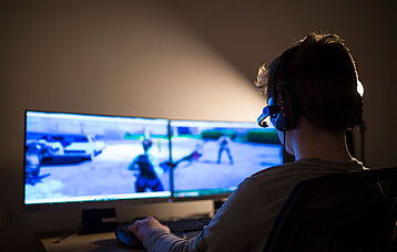 Junge spielt ein Computerspiel